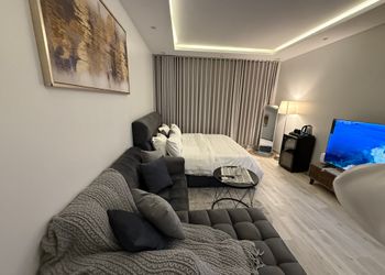استديو بأثاث مريح وبسيط 