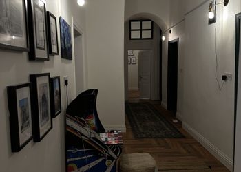 شقة بتصميم أنيق وصالة مريحة 