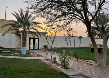 استراحة بجلسة مطلة على مسبح 
