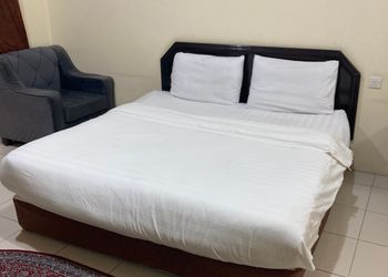 استديو بأثاث مريح وبسيط 