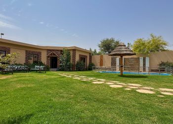شاليه بمسبح خارجي ومسطح اخضر