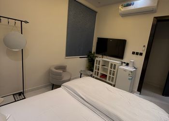 استديو بسرير مفرد وأثاث مريح 