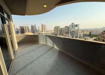 شقة بصالة أنيقة وإطلالة مميزة 