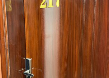 استديو بأسرة مفردة وأثاث مريح