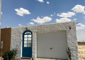 شاليه بجلسات خارجية ومسابح