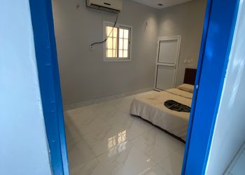 شاليه بجلسة تطل على مسبح خارجي 