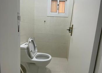 استديو بأثاث مريح وبسيط 