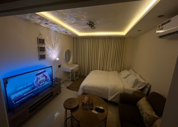 استديو بأثاث مريح وبسيط 