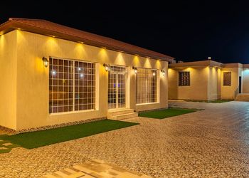 شاليه بألعاب أطفال وجلسة خارجية