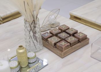 شاليه بجلسة خارجية ومسطح اخضر