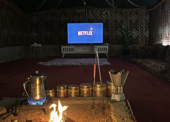 مخيم بجلسة خارجية و بيت شعر