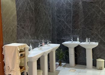 استراحة بمجلس واسع و مسطح اخضر