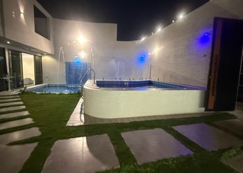 شاليه بمسطح اخضر وجلسة خارجية 