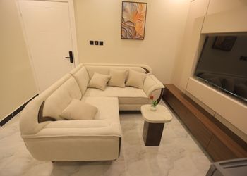 شقة بغرفة نوم وصالة مريحة 
