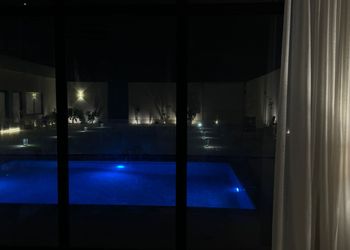 شاليه بمسبح خارجي وجلسة خارجية