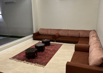 شاليه بجلسة تطل على مسبح خارجي 