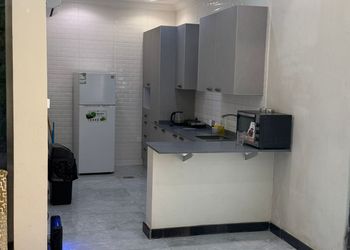 شاليه بجلسة خارجية ومسطح اخضر