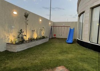 شاليه بمسطح اخضر وجلسة خارجية 
