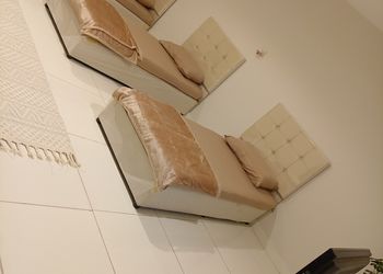 شقة بصالة جلوس وغرفتين نوم