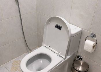 شقة بصالة وثلاث غرف نوم
