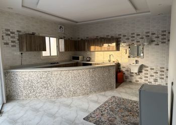 شاليه بمسطح اخضر وجلسة 