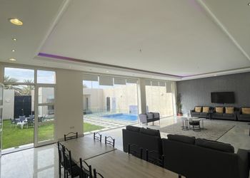 شاليه بمسطح اخضر ومسبح