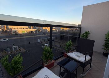 شقة بصالة أنيقة ودخول ذاتي