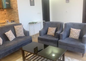 شاليه بمسطح اخضر ومسبح 