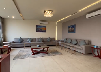 شاليه بمسطح اخضر ومسبح 