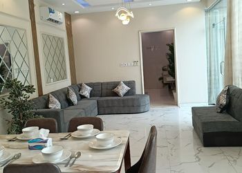 شاليه بمسطح اخضر ومسبح ألعاب مائية