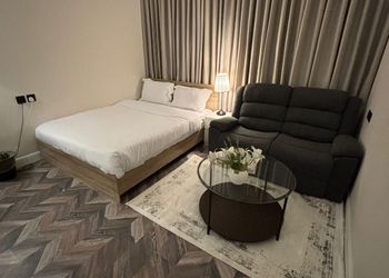 استديو بأثاث مريح وبسيط 