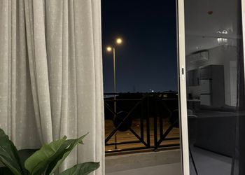 شقة بصالة وثلاث غرف نوم 
