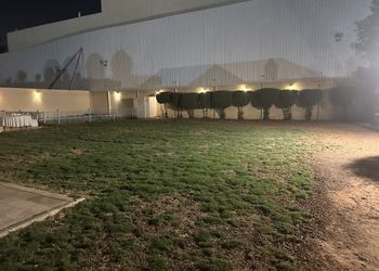 استراحة بمسبح و مسطح اخضر