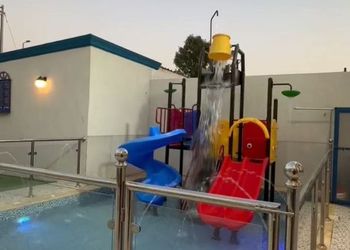 شاليه بجلسة خارجية ومجلس