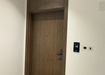 شقة أنيقة بصالة وغرف نوم