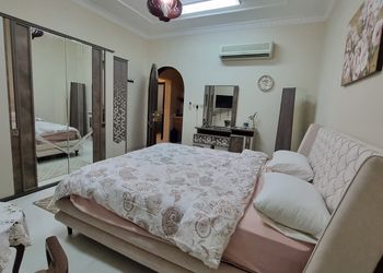 غرفة نوم بسرير ماستر