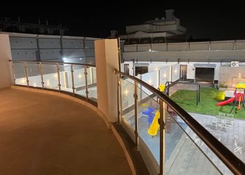 شاليه بجلسة تطل على مسبح خارجي 