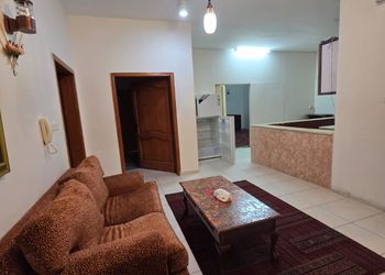 شقة بصالة أنيقة ودخول ذاتي
