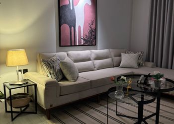 استديو بأثاث مريح وبسيط 