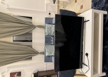 استديو بأثاث مريح وبسيط 