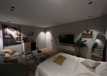 استديو بتصميم انيق ودخول ذاتي