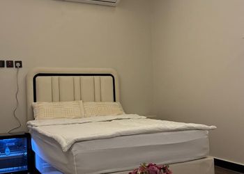 استديو بأثاث مريح وبسيط 