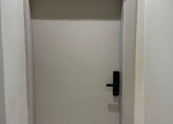 استديو بأثاث مريح وبسيط 