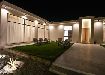 منتجع فندقي بملعب كرة قدم