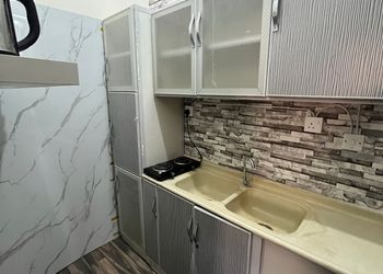 استديو بسرير مفرد وجلسة مريحة