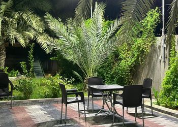 استراحة بمسطح اخضر وجلسه خارجيه