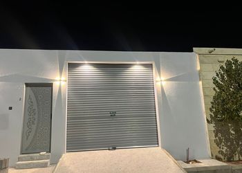 استديو بسرير مريح وجلسة جانبية 