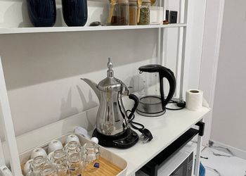 استديو بأثاث مريح وبسيط 