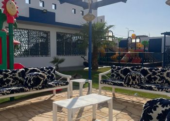 شاليه بجلسة تطل على مسبح خارجي 
