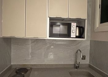 شقة بغرفة معيشة وغرفة نوم 